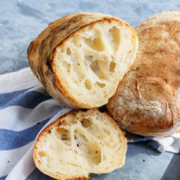 Ciabatta mit Sauerteig auf Backstein mit Dampf gebacken