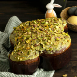 Colomba di Pasqua mit Pistazienglasur – der Osterkuchen in Vogelform