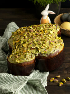 Colomba di Pasqua mit Pistazienglasur