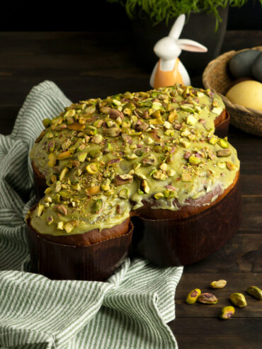 Colomba di Pasqua mit Pistazienglasur – der Osterkuchen in Vogelform