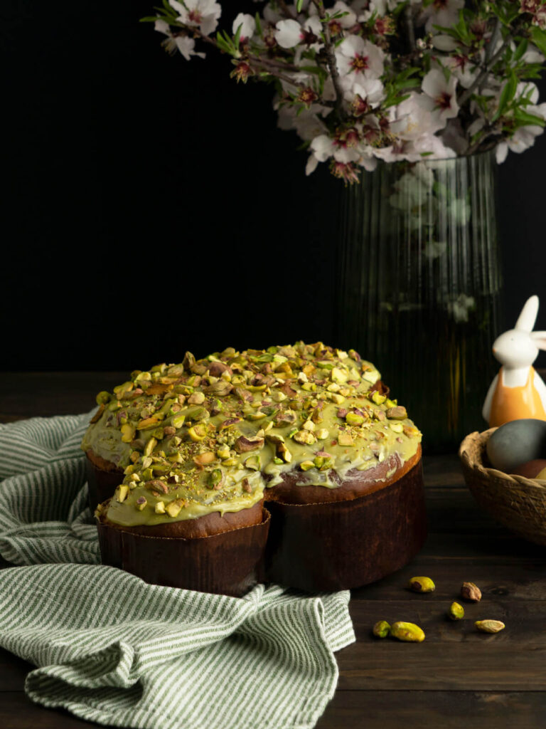 Colomba di Pasqua mit Pistazienglasur – der Osterkuchen in Vogelform