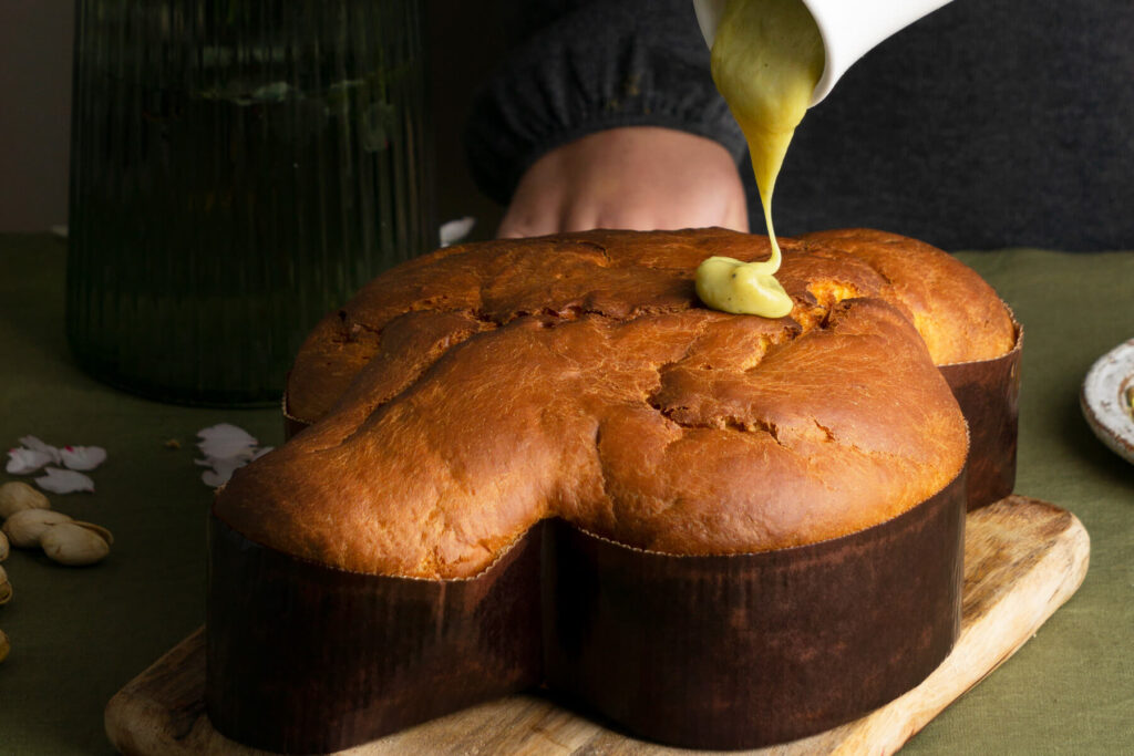 Colomba di Pasqua mit Pistazienglasur – der Osterkuchen in Vogelform