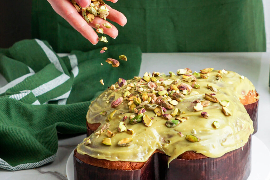 Colomba di Pasqua mit Pistazienglasur – der Osterkuchen in Vogelform