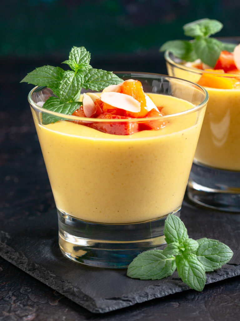 Cremiges Pfirsich-Vanille-Dessert im Glas