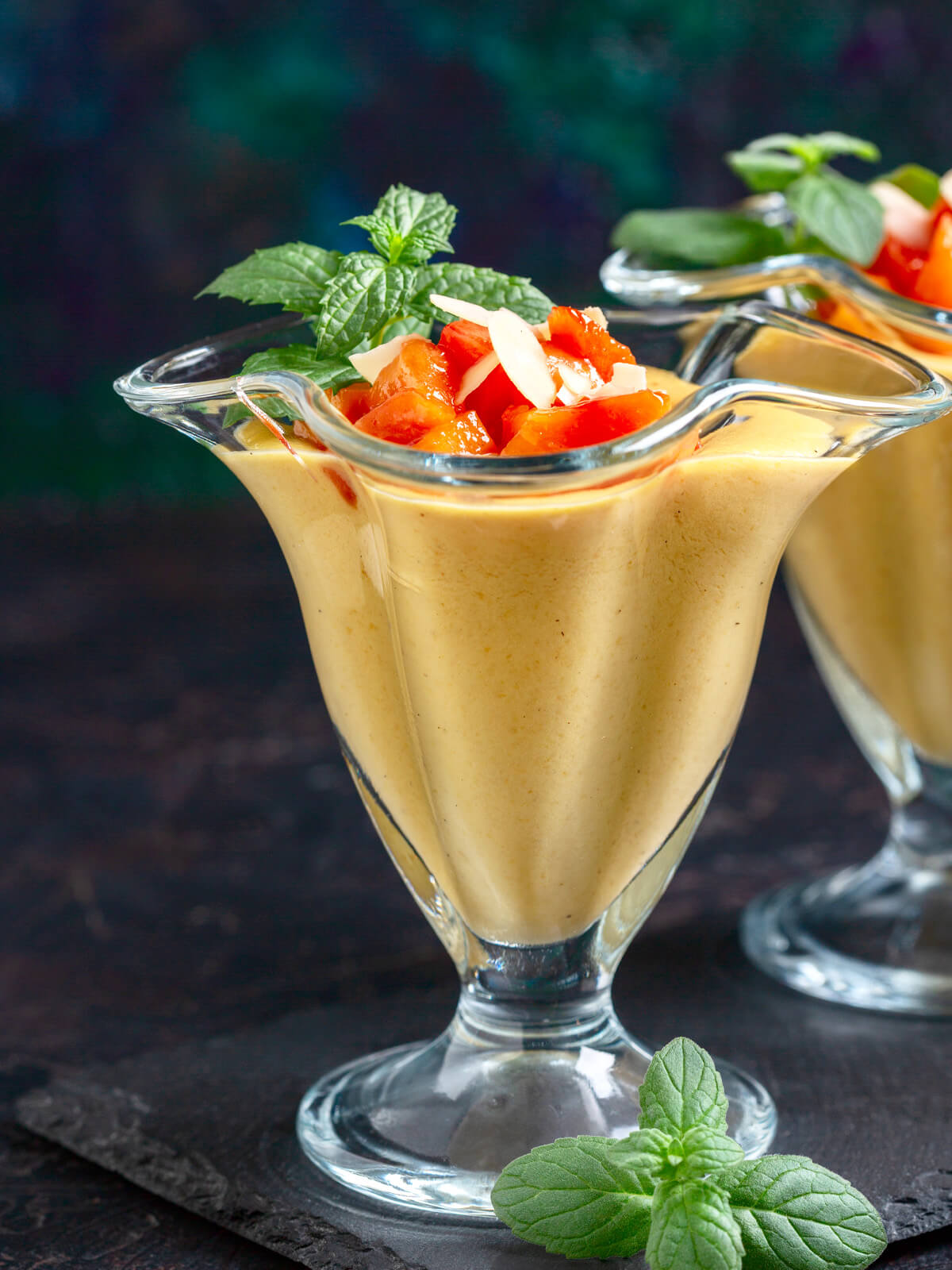 Cremiges Pfirsich-Vanille-Dessert im Glas