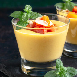 Cremiges Pfirsich-Vanille-Dessert im Glas