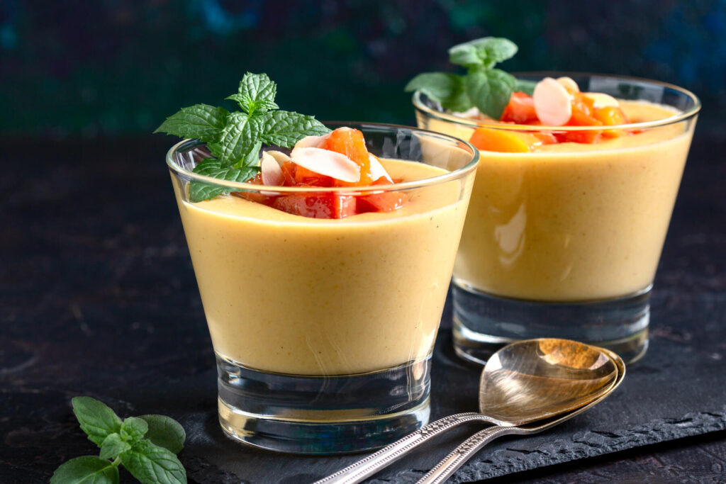 Cremiges Pfirsich-Vanille-Dessert im Glas