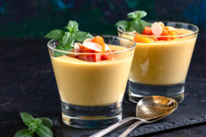 Cremiges Pfirsich-Vanille-Dessert im Glas