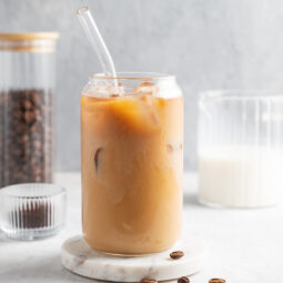 Der perfekte Iced Latte mit Marmor-Effekt