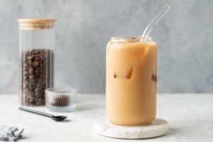 Der perfekte Iced Latte mit Marmor-Effekt