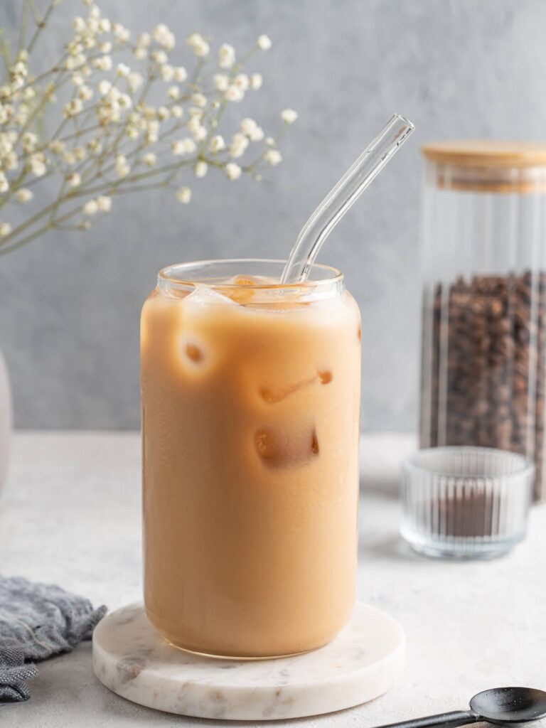 Der perfekte Iced Latte mit Marmor-Effekt