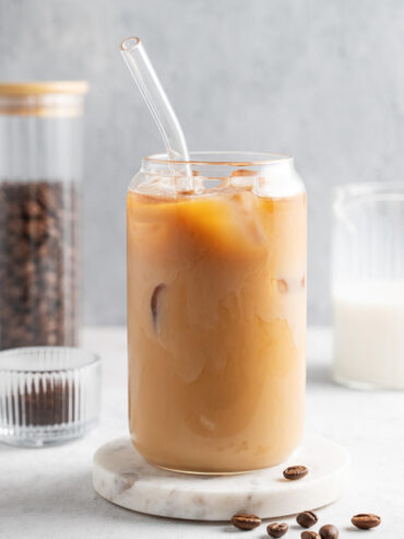 Der perfekte Iced Latte mit Marmor-Effekt
