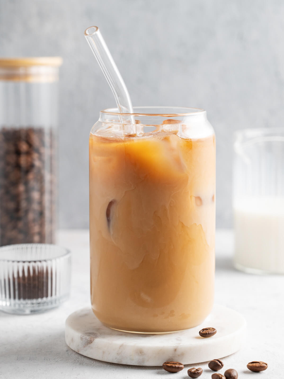Der perfekte Iced Latte mit Marmor-Effekt