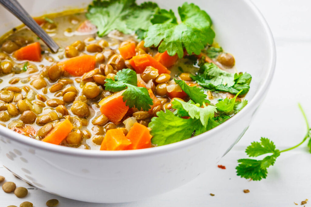 Einfache Linsensuppe mit Kokosmilch, Curry & Koriander