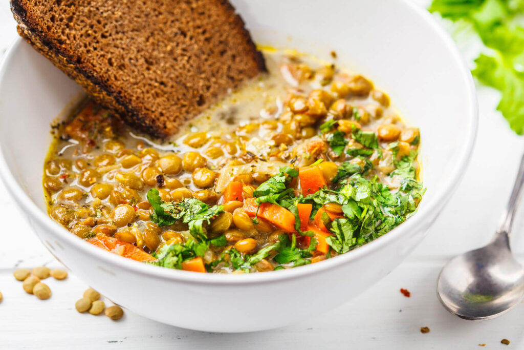 Einfache Linsensuppe mit Kokosmilch, Curry & Koriander