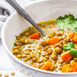 Einfache Linsensuppe mit Kokosmilch, Curry & Koriander