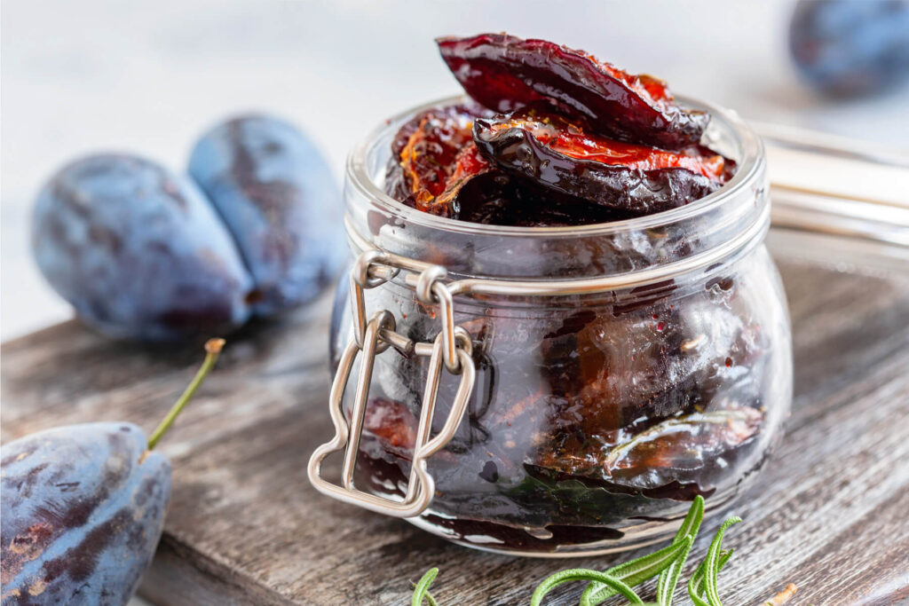 Eingelegte getrocknete Pflaumen (Zwetschgen) in Olivenöl