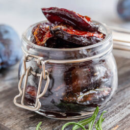 Eingelegte getrocknete Pflaumen (Zwetschgen) in Olivenöl