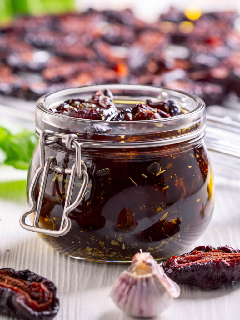 Eingelegte getrocknete Pflaumen (Zwetschgen) in Olivenöl