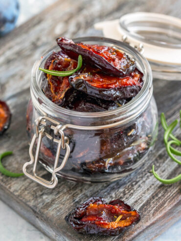 Eingelegte getrocknete Pflaumen (Zwetschgen) in Olivenöl