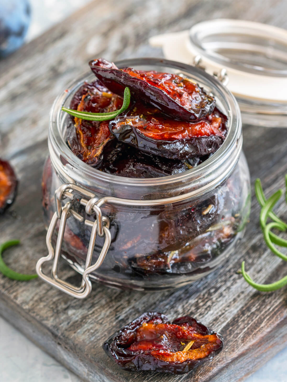 Eingelegte getrocknete Pflaumen (Zwetschgen) in Olivenöl