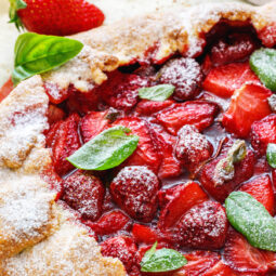 Erdbeer-Galette mit Basilikum