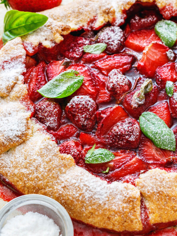 Erdbeer-Galette mit Basilikum