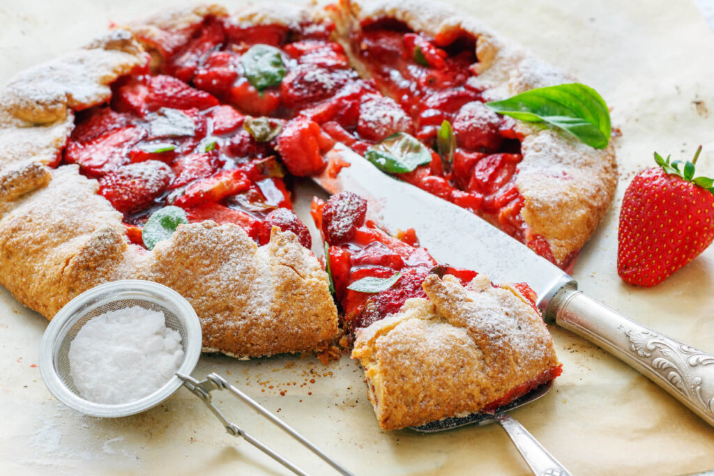 Erdbeer-Galette mit Basilikum