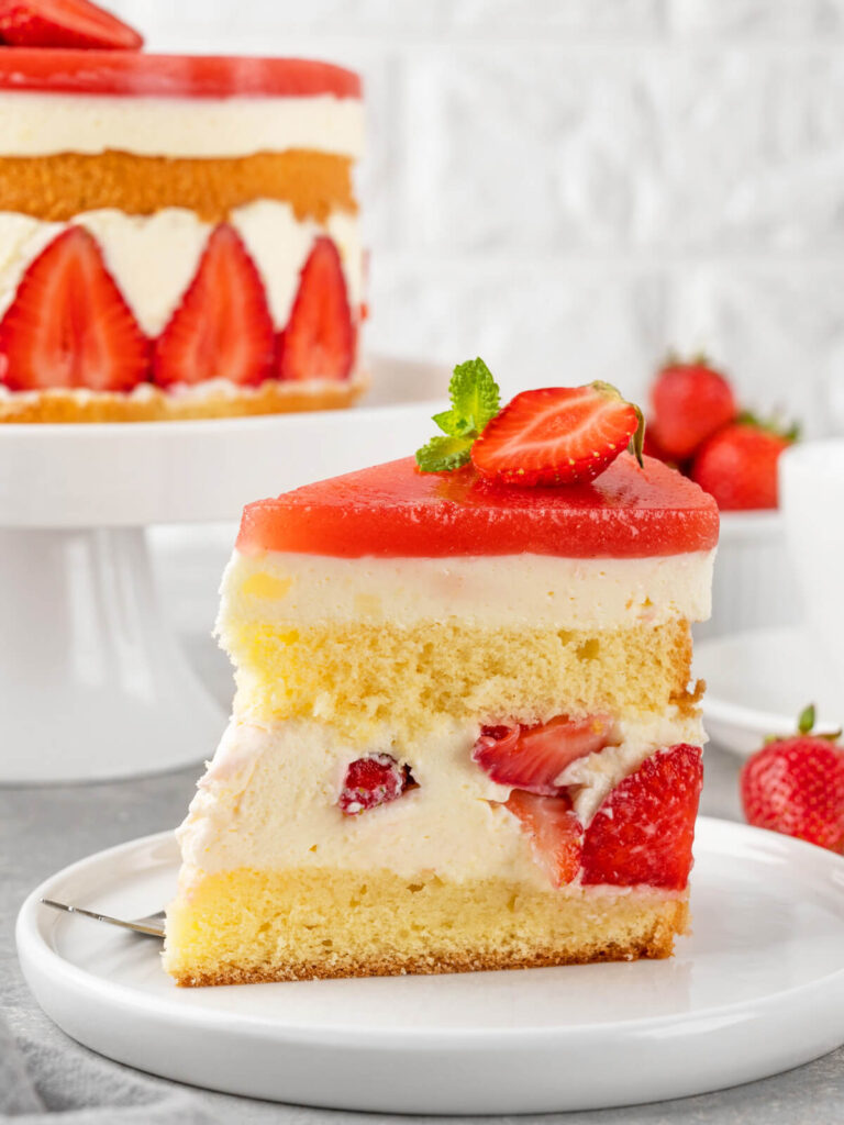 Erdbeertorte „Fraisier“ – Französische Schichttorte mit Vanille-Mousseline und Erdbeerspiegel