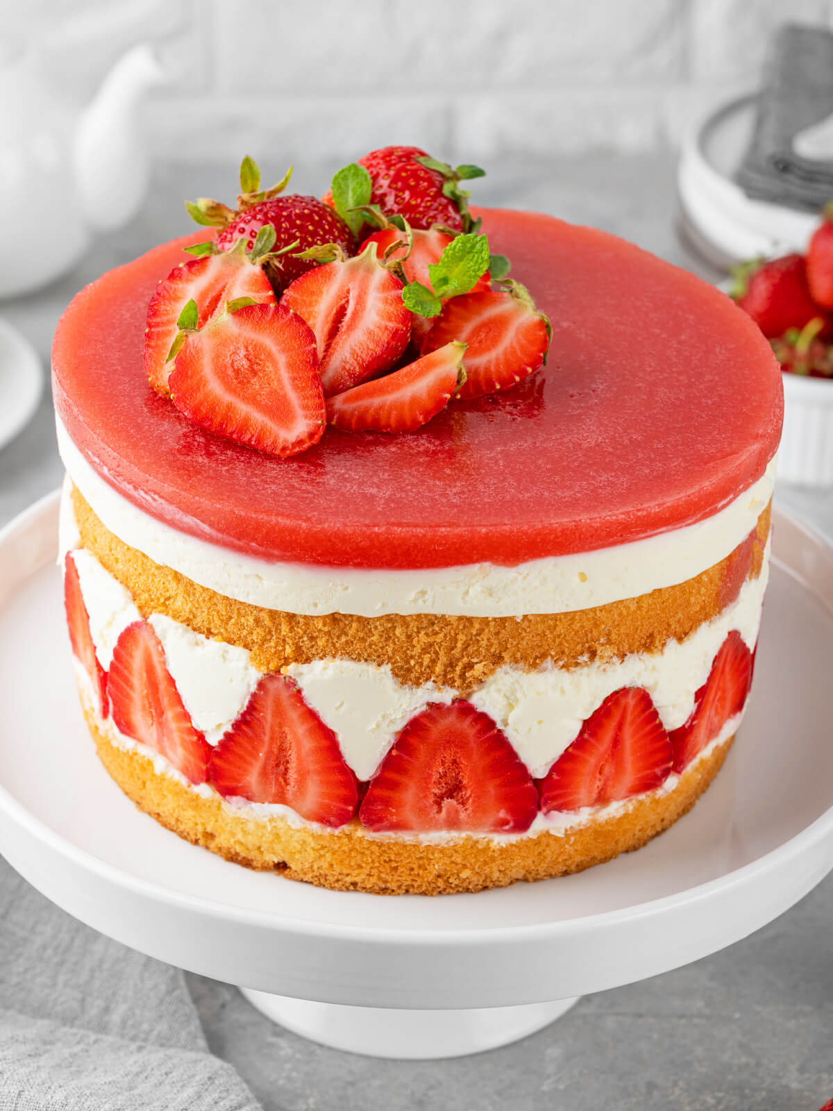 Erdbeertorte „Fraisier“ – Französische Schichttorte mit Vanille-Mousseline und Erdbeerspiegel