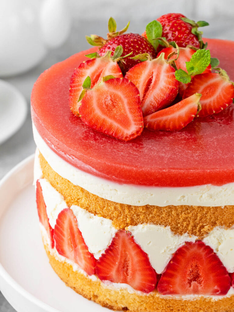 Erdbeertorte „Fraisier“ – Französische Schichttorte mit Vanille-Mousseline und Erdbeerspiegel