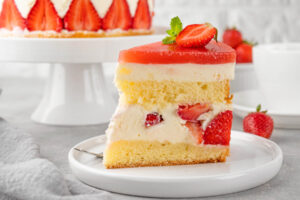 Erdbeertorte „Fraisier“ – Französische Schichttorte mit Vanille-Mousseline und Erdbeerspiegel