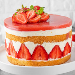 Erdbeertorte „Fraisier“ – Französische Schichttorte mit Vanille-Mousseline und Erdbeerspiegel