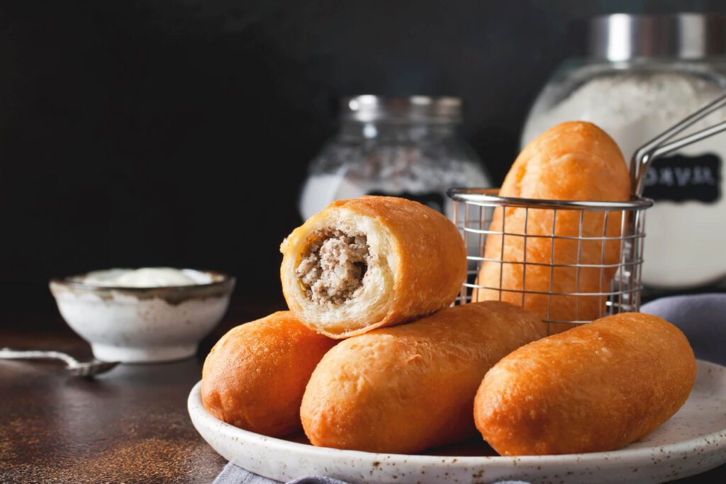 Frittierte Pirosсhki mit Leber und Kartoffeln