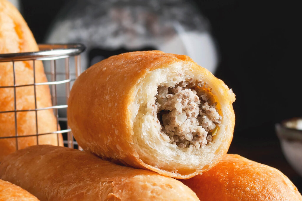 Frittierte Pirosсhki mit Leber und Kartoffeln