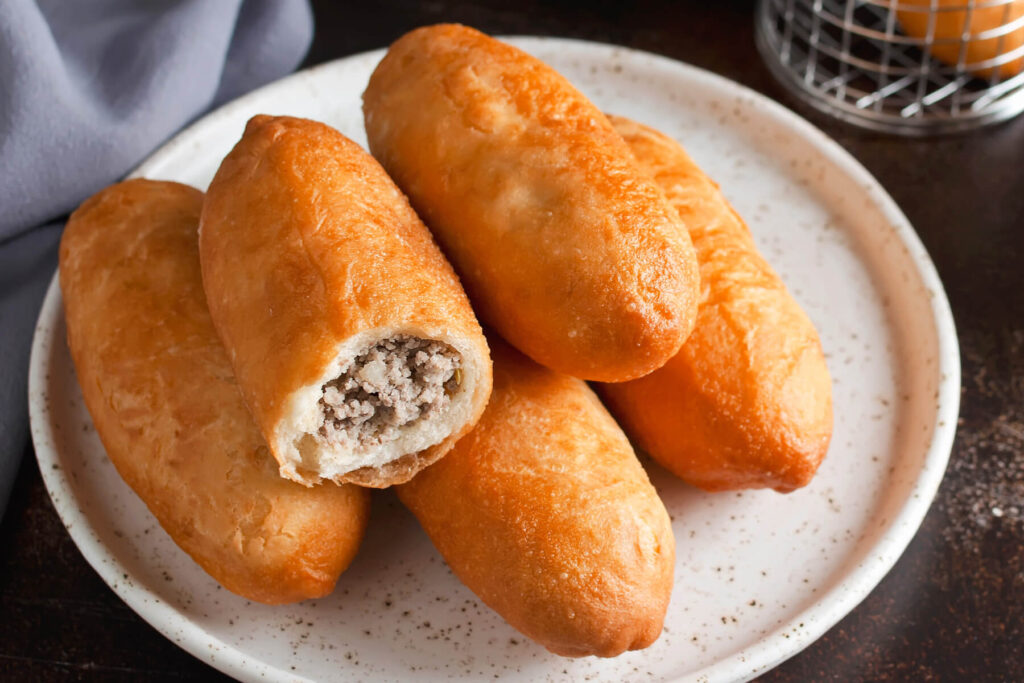 Frittierte Pirosсhki mit Leber und Kartoffeln