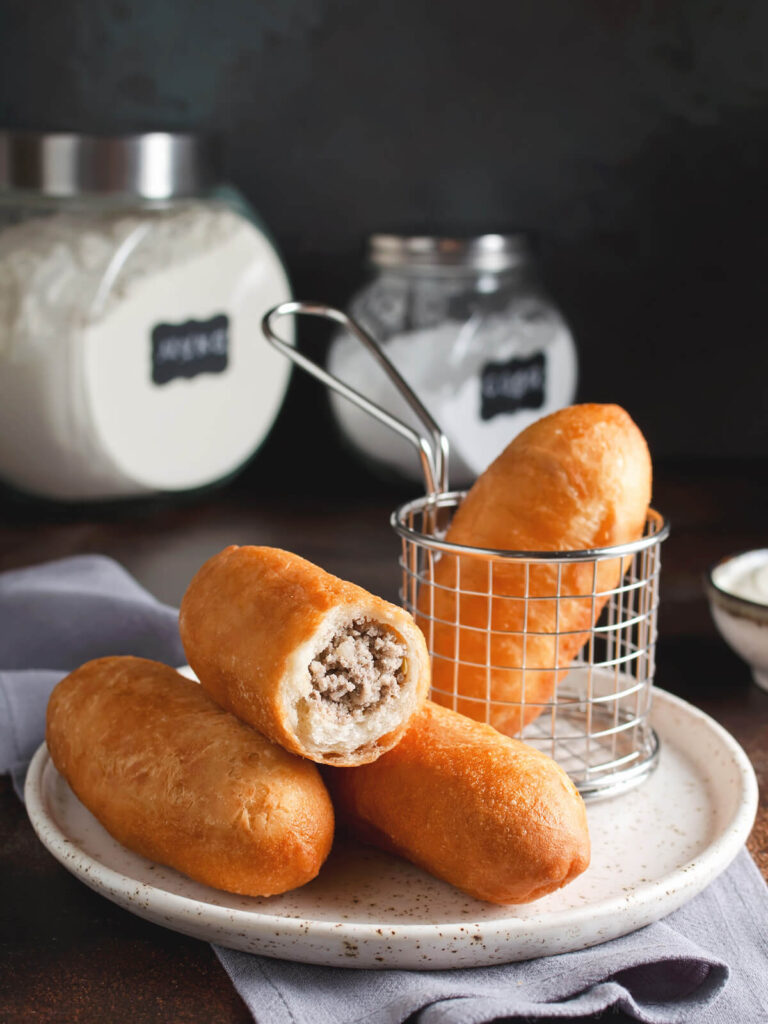 Frittierte Pirosсhki mit Leber und Kartoffeln