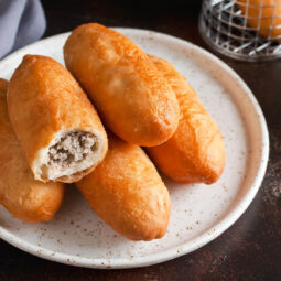 Frittierte Pirosсhki mit Leber und Kartoffeln