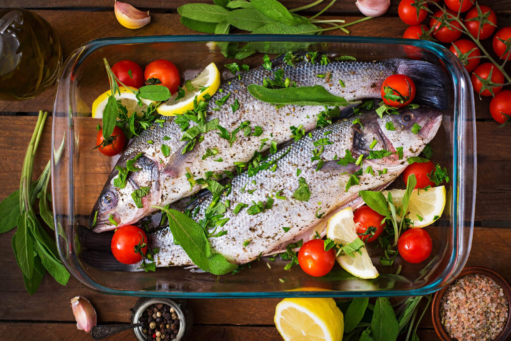 Ganzer Wolfsbarsch aus dem Ofen mit Zitrone, Kirschtomaten & Kräutern