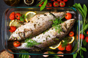 Ganzer Wolfsbarsch aus dem Ofen mit Zitrone, Kirschtomaten & Kräutern
