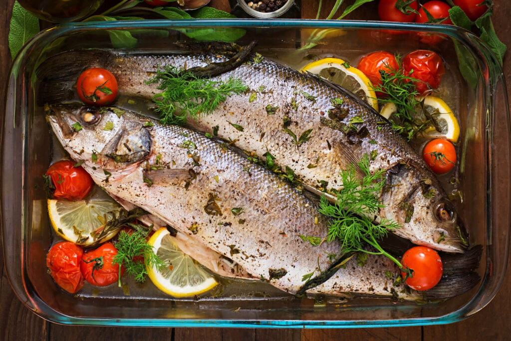 Ganzer Wolfsbarsch aus dem Ofen mit Zitrone, Kirschtomaten & Kräutern