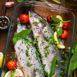 Ganzer Wolfsbarsch aus dem Ofen mit Zitrone, Kirschtomaten & Kräutern