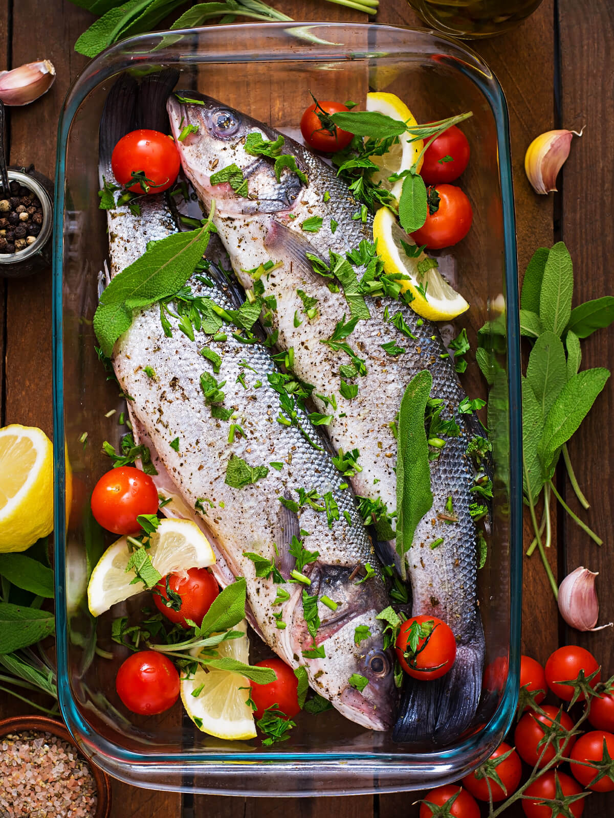 Ganzer Wolfsbarsch aus dem Ofen mit Zitrone, Kirschtomaten & Kräutern