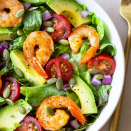 Garnelensalat mit Avocado, Tomaten und Kürbiskernen