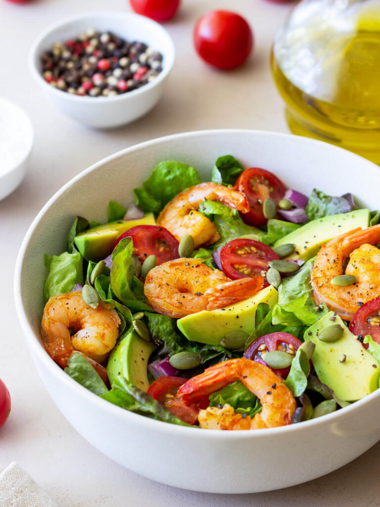 Garnelensalat mit Avocado, Tomaten und Kürbiskernen
