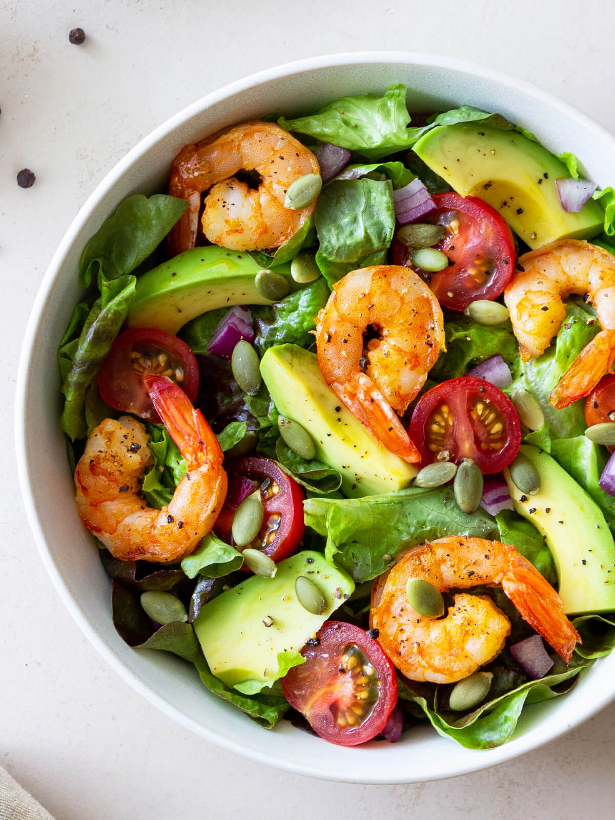 Garnelensalat mit Avocado, Tomaten und Kürbiskernen