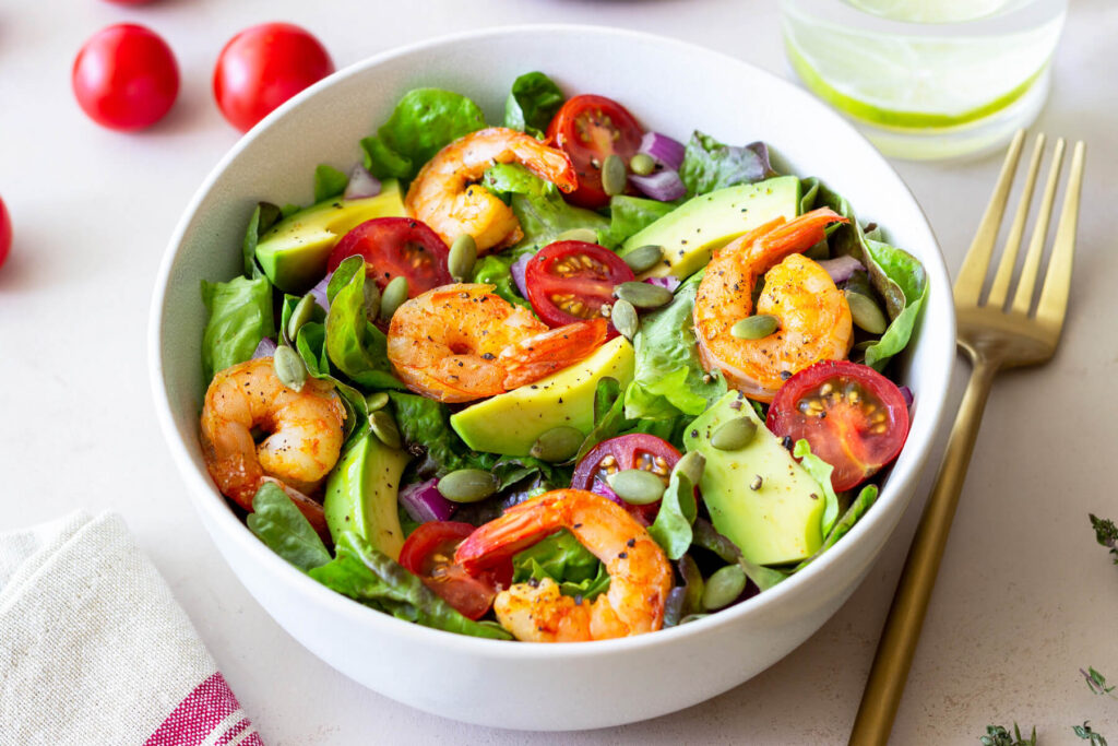 Garnelensalat mit Avocado, Tomaten und Kürbiskernen