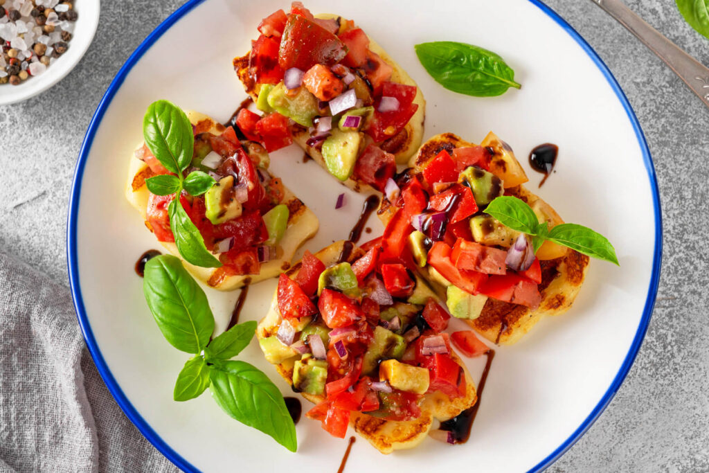Gebratener Halloumi-Käse mit Tomaten-Avocado-Salsa & Balsamico