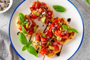 Gebratener Halloumi-Käse mit Tomaten-Avocado-Salsa & Balsamico
