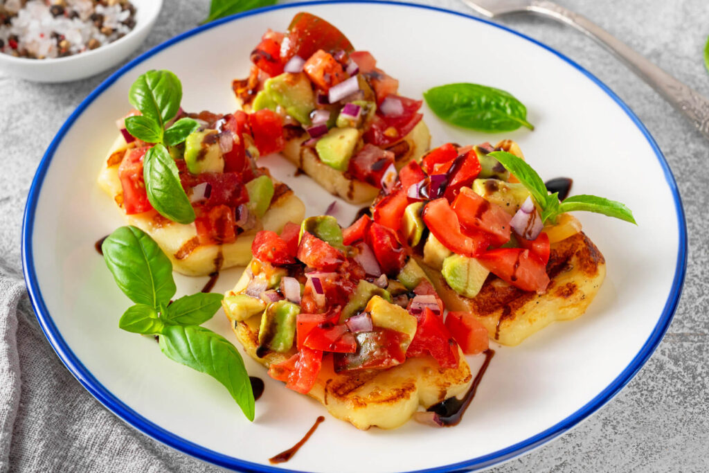Gebratener Halloumi-Käse mit Tomaten-Avocado-Salsa & Balsamico